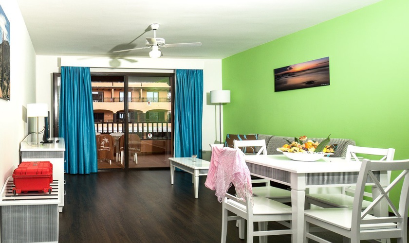 Coral grand suite de 1 dormitorio con vistas a la piscina 2 adultos Coral Los Alisios Los Cristianos Coral grand suite de 1 dormitorio con vistas a la piscina 2 adultos Coral Los Alisios Los Cristianos