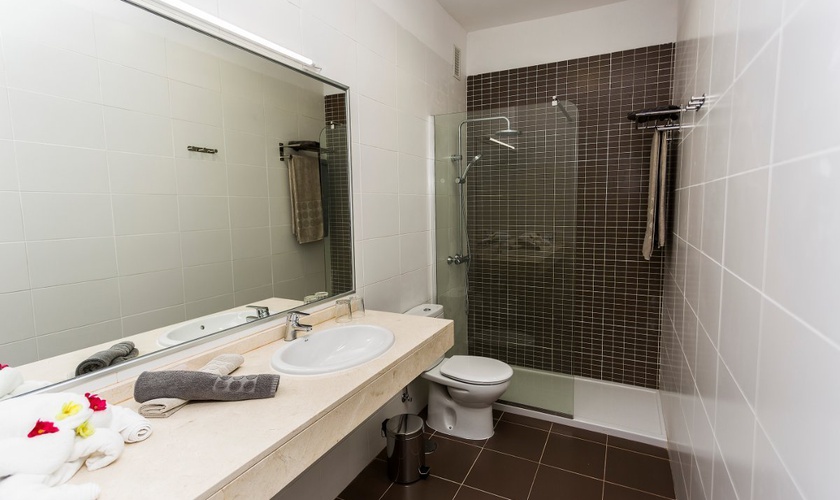 Coral grand suite de 1 dormitorio con vistas a la piscina 2 adultos Coral Los Alisios Los Cristianos Coral grand suite de 1 dormitorio con vistas a la piscina 2 adultos Coral Los Alisios Los Cristianos