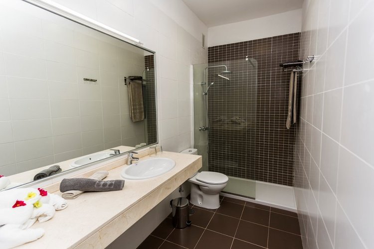 Coral grand suite de 1 dormitorio con vistas a la piscina 2 adultos coral los alisios los cristianos Coral grand suite de 1 dormitorio con vistas a la piscina 2 adultos coral los alisios los cristianos