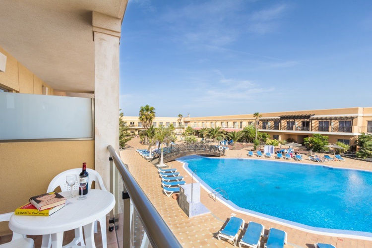 Habitación vista piscina 3 adultos hotel coral cotillo beach el cotillo Habitación vista piscina 3 adultos hotel coral cotillo beach el cotillo