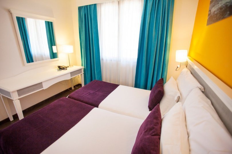 Coral grand suite de 1 dormitorio con vistas a la piscina 2 adultos Coral Los Alisios Los Cristianos Coral grand suite de 1 dormitorio con vistas a la piscina 2 adultos Coral Los Alisios Los Cristianos