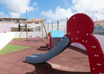 Parque infantil junto a la zona deportiva (en Coral Cotillo Beach, frente a Coral Cotillo Reef) Hotel Coral Cotillo Reef El Cotillo Parque infantil junto a la zona deportiva (en Coral Cotillo Beach, frente a Coral Cotillo Reef) Hotel Coral Cotillo Reef El Cotillo