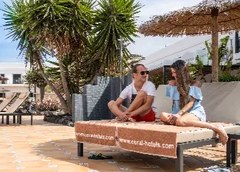 Espacioso solárium con hamacas y camas balinesas Hotel Coral Cotillo Beach El Cotillo Espacioso solárium con hamacas y camas balinesas Hotel Coral Cotillo Beach El Cotillo