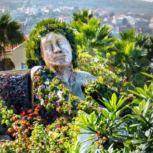 Exploración de la estatua de La Giganta Coral Hotels Exploración de la estatua de La Giganta Coral Hotels