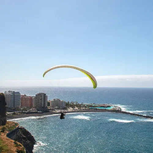 Parapente sobre la costa Coral Hotels Parapente sobre la costa Coral Hotels